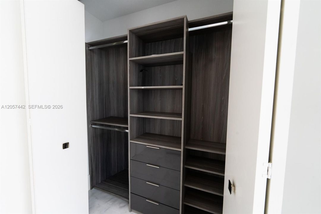 В аренду: $45,000 (5 спален, 6 ванн, 4077 Квадратных фут)