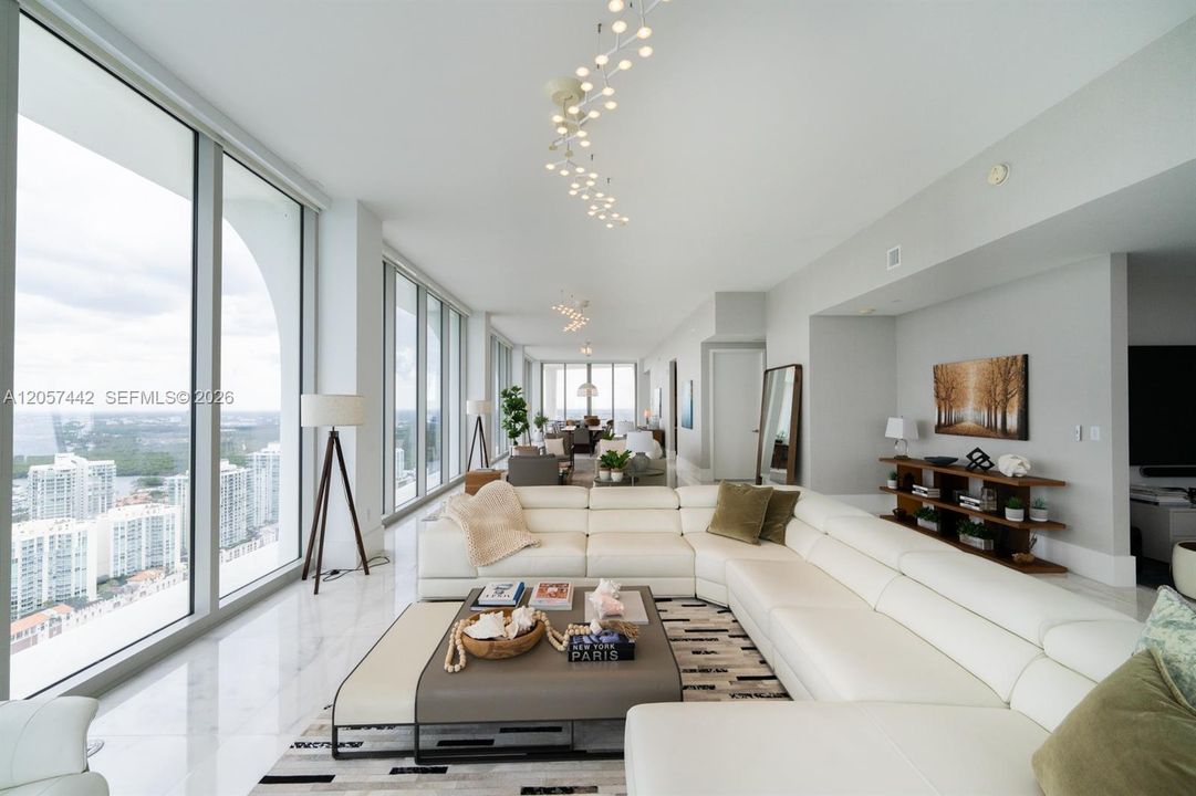 В аренду: $45,000 (5 спален, 6 ванн, 4077 Квадратных фут)