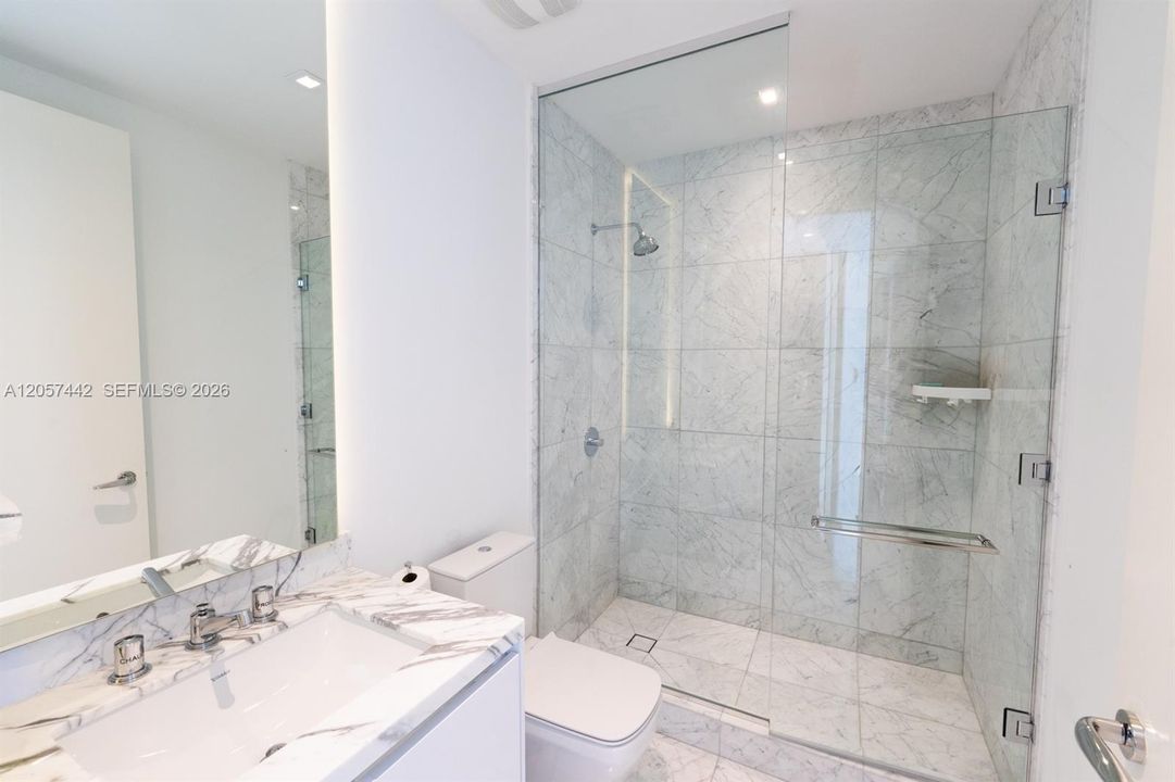 В аренду: $45,000 (5 спален, 6 ванн, 4077 Квадратных фут)
