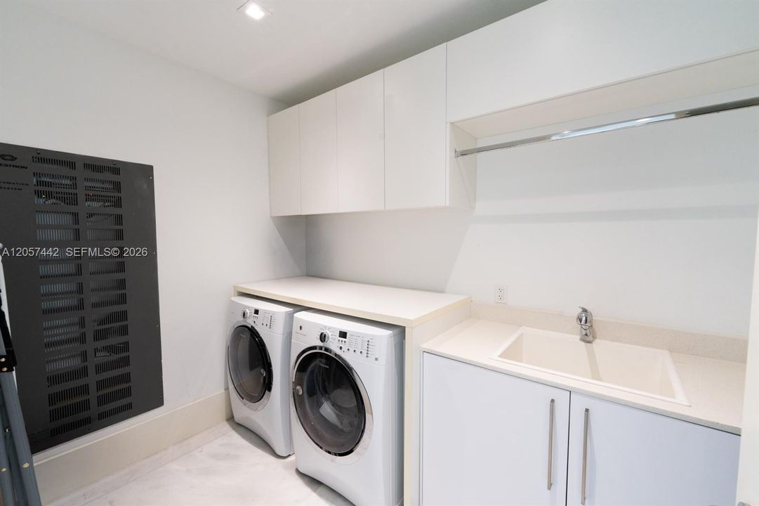 В аренду: $45,000 (5 спален, 6 ванн, 4077 Квадратных фут)