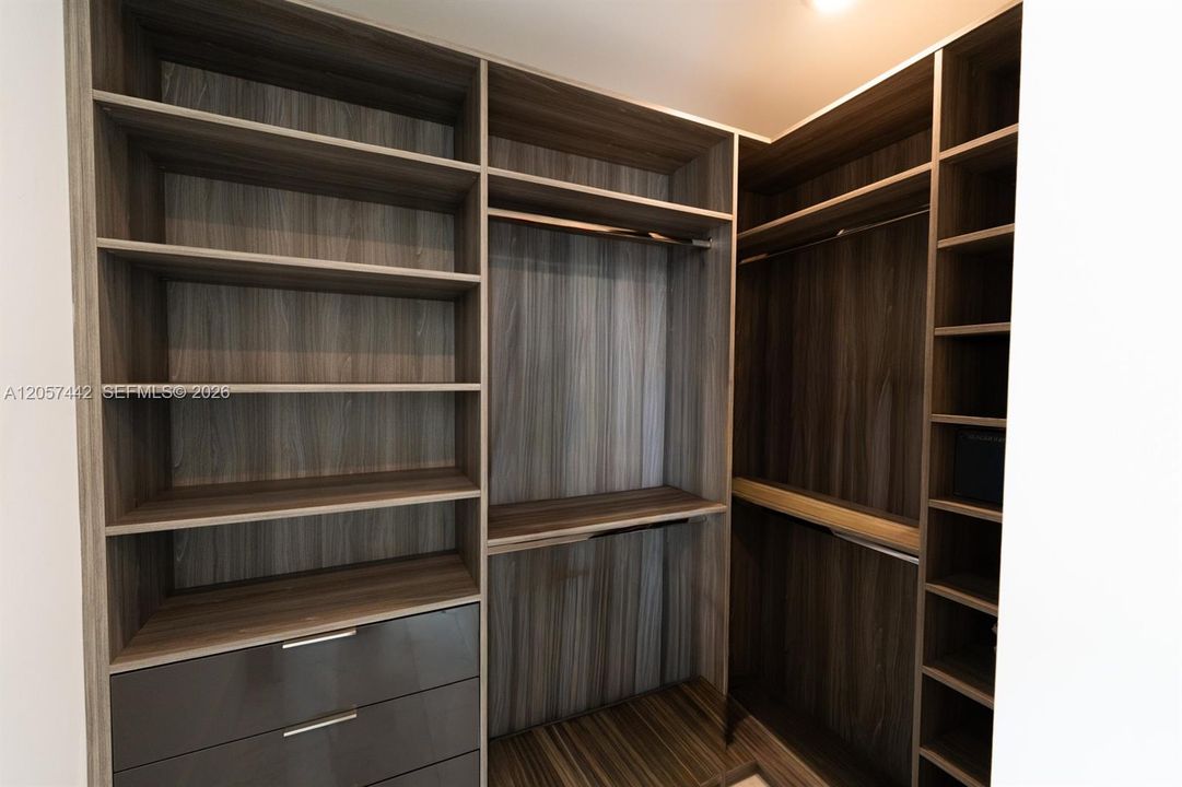 В аренду: $45,000 (5 спален, 6 ванн, 4077 Квадратных фут)