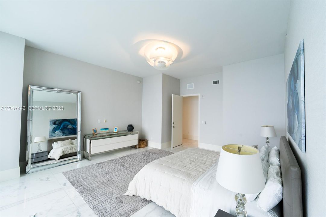 В аренду: $45,000 (5 спален, 6 ванн, 4077 Квадратных фут)