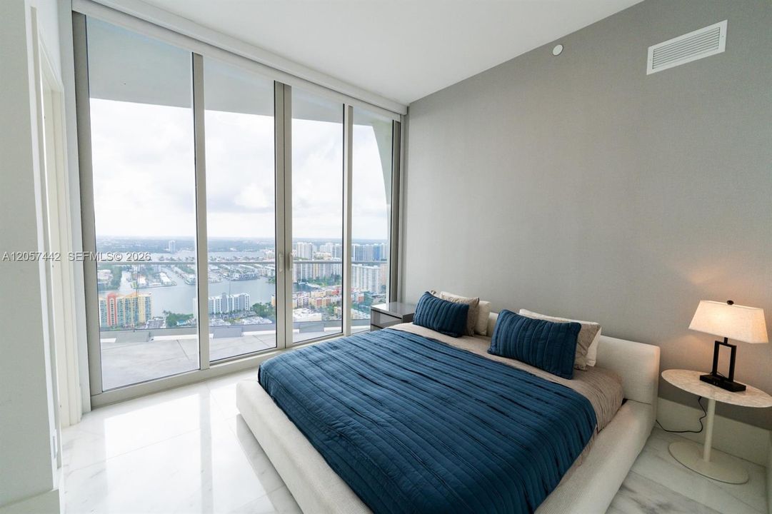 В аренду: $45,000 (5 спален, 6 ванн, 4077 Квадратных фут)