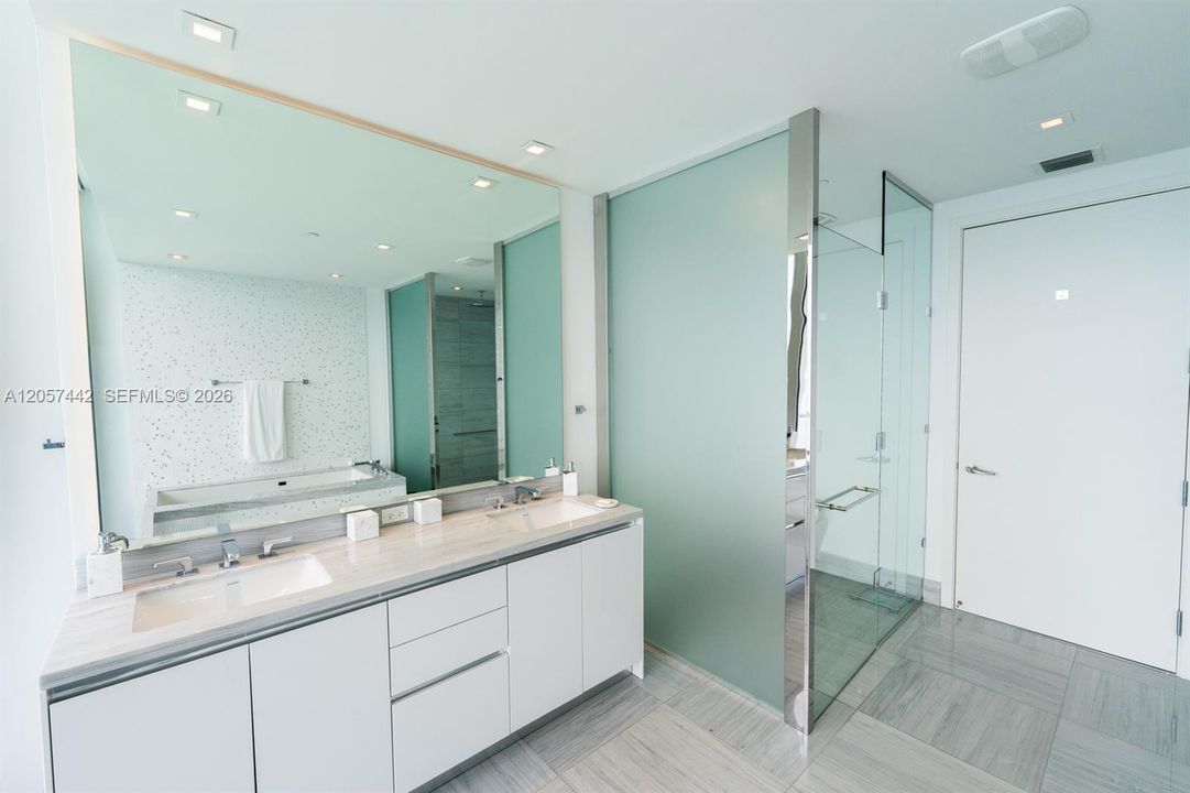 В аренду: $45,000 (5 спален, 6 ванн, 4077 Квадратных фут)