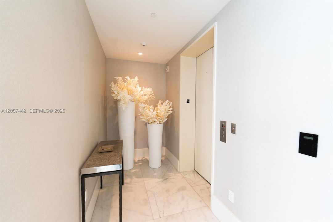В аренду: $45,000 (5 спален, 6 ванн, 4077 Квадратных фут)