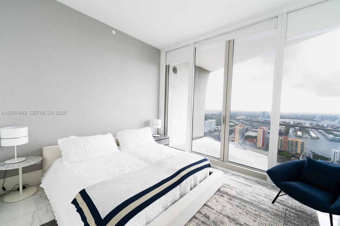 В аренду: $45,000 (5 спален, 6 ванн, 4077 Квадратных фут)