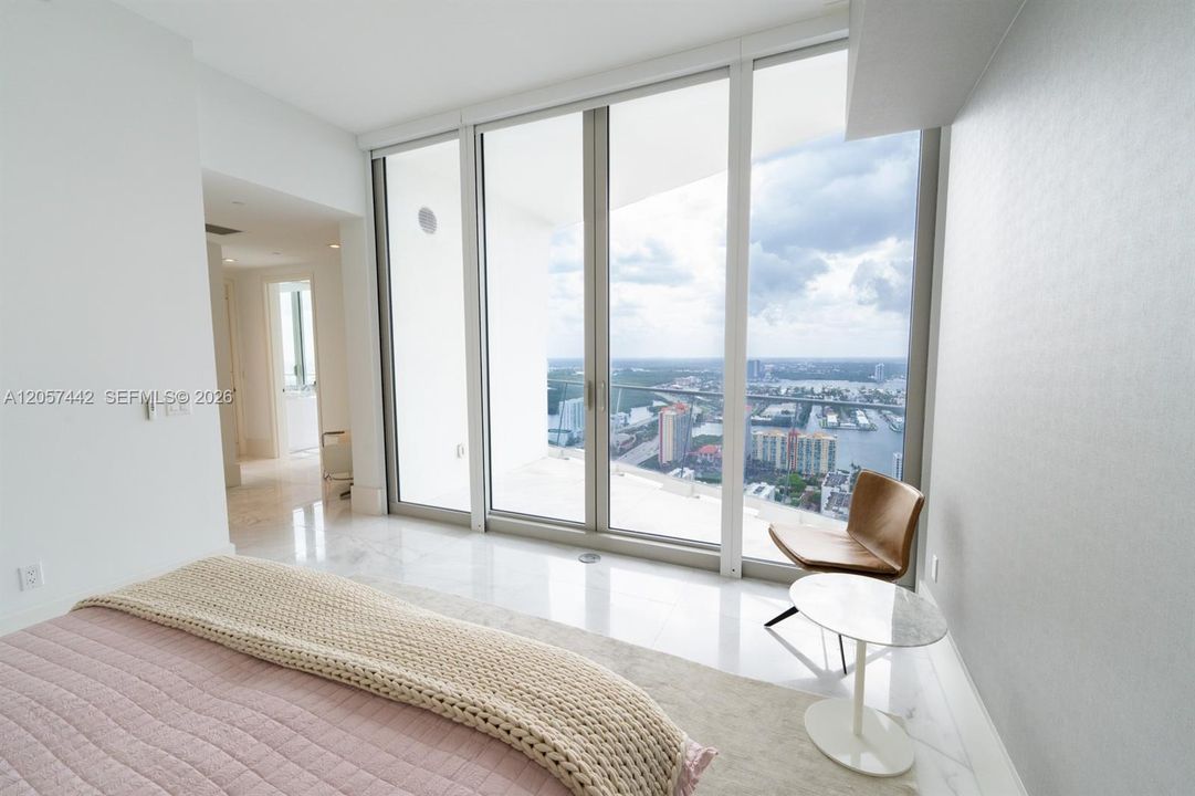 В аренду: $45,000 (5 спален, 6 ванн, 4077 Квадратных фут)