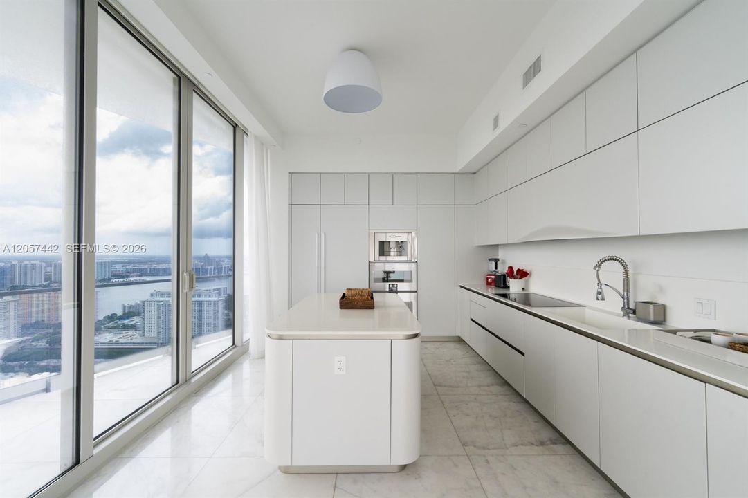 В аренду: $45,000 (5 спален, 6 ванн, 4077 Квадратных фут)
