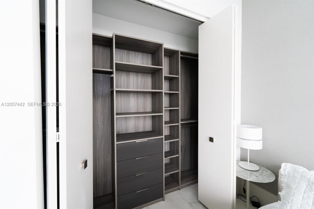 В аренду: $45,000 (5 спален, 6 ванн, 4077 Квадратных фут)