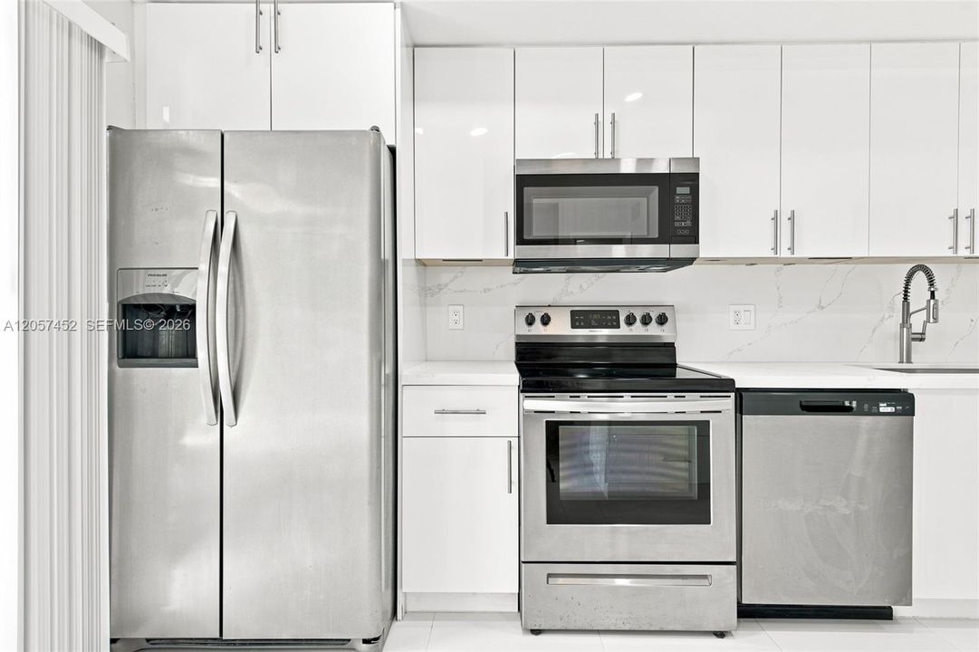 На продажу: $334,900 (2 спален, 2 ванн, 1320 Квадратных фут)