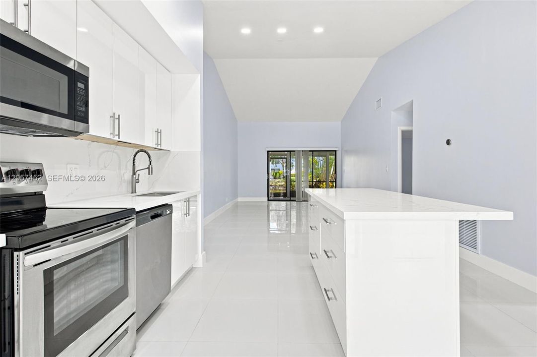На продажу: $334,900 (2 спален, 2 ванн, 1320 Квадратных фут)