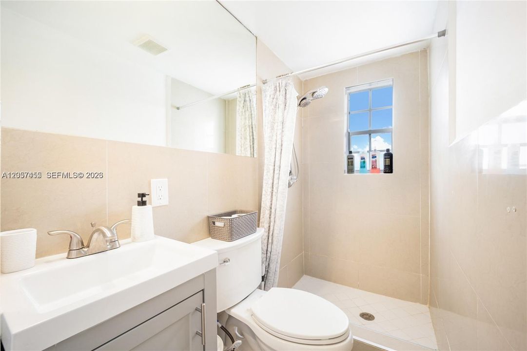 В аренду: $1,800 (1 спален, 1 ванн, 5016 Квадратных фут)