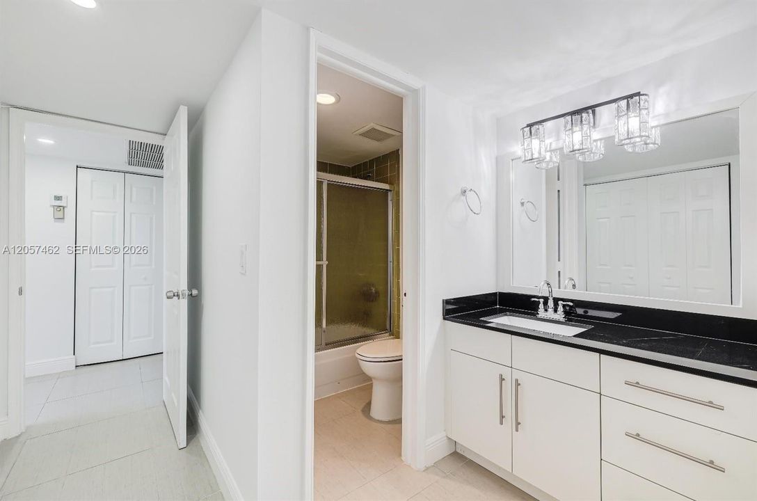 For Sale: $225,000 (2 beds, 2 baths, 940 Square Feet)