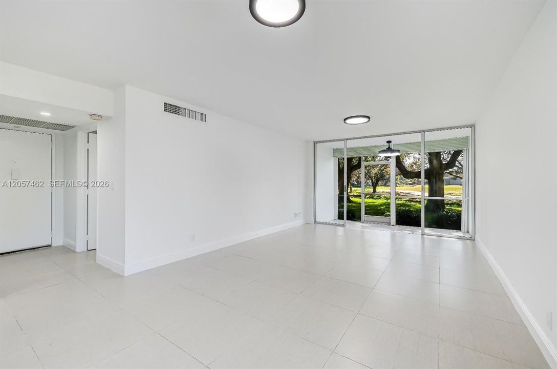 For Sale: $225,000 (2 beds, 2 baths, 940 Square Feet)