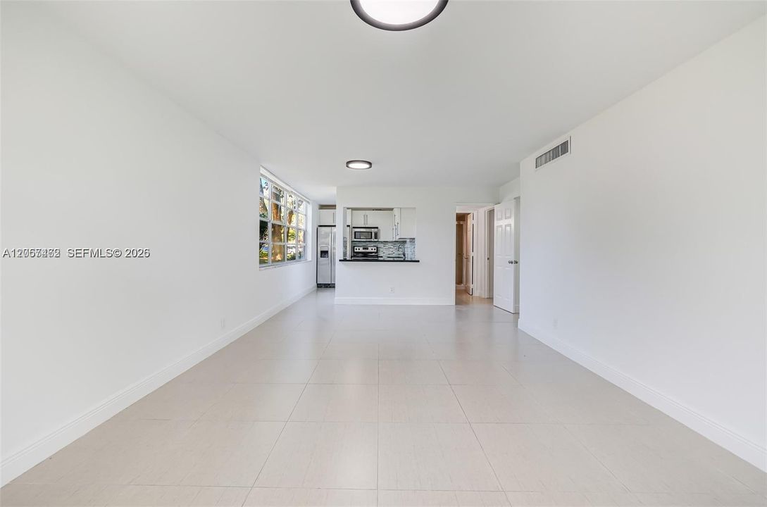 For Sale: $225,000 (2 beds, 2 baths, 940 Square Feet)