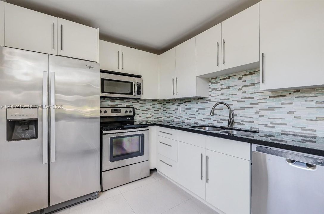 For Sale: $225,000 (2 beds, 2 baths, 940 Square Feet)