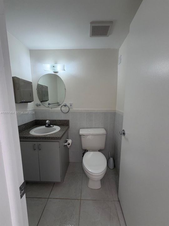 B2 UPSTAIRS BATHROOM