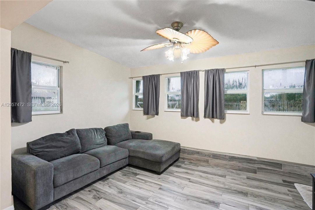 В аренду: $3,500 (3 спален, 2 ванн, 1302 Квадратных фут)