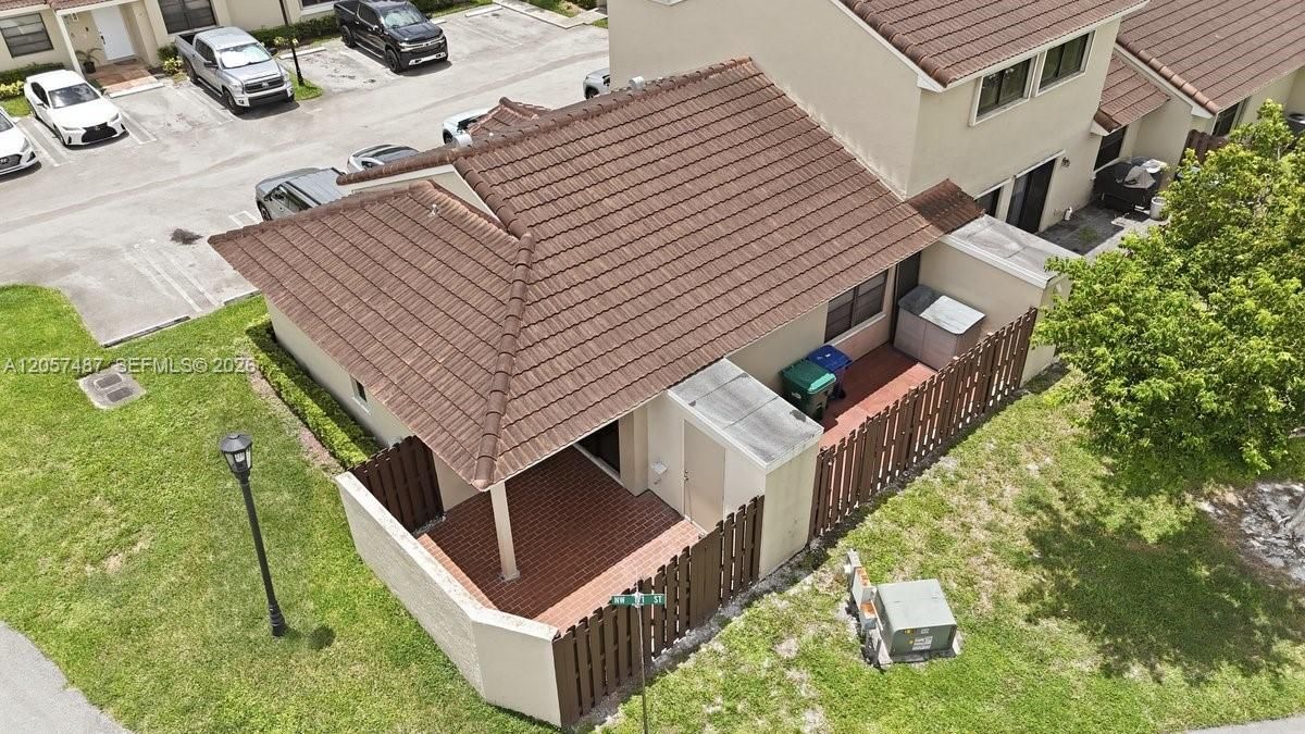For Sale: $380,000 (2 beds, 2 baths, 932 Square Feet)