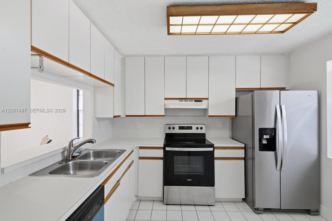 For Sale: $380,000 (2 beds, 2 baths, 932 Square Feet)