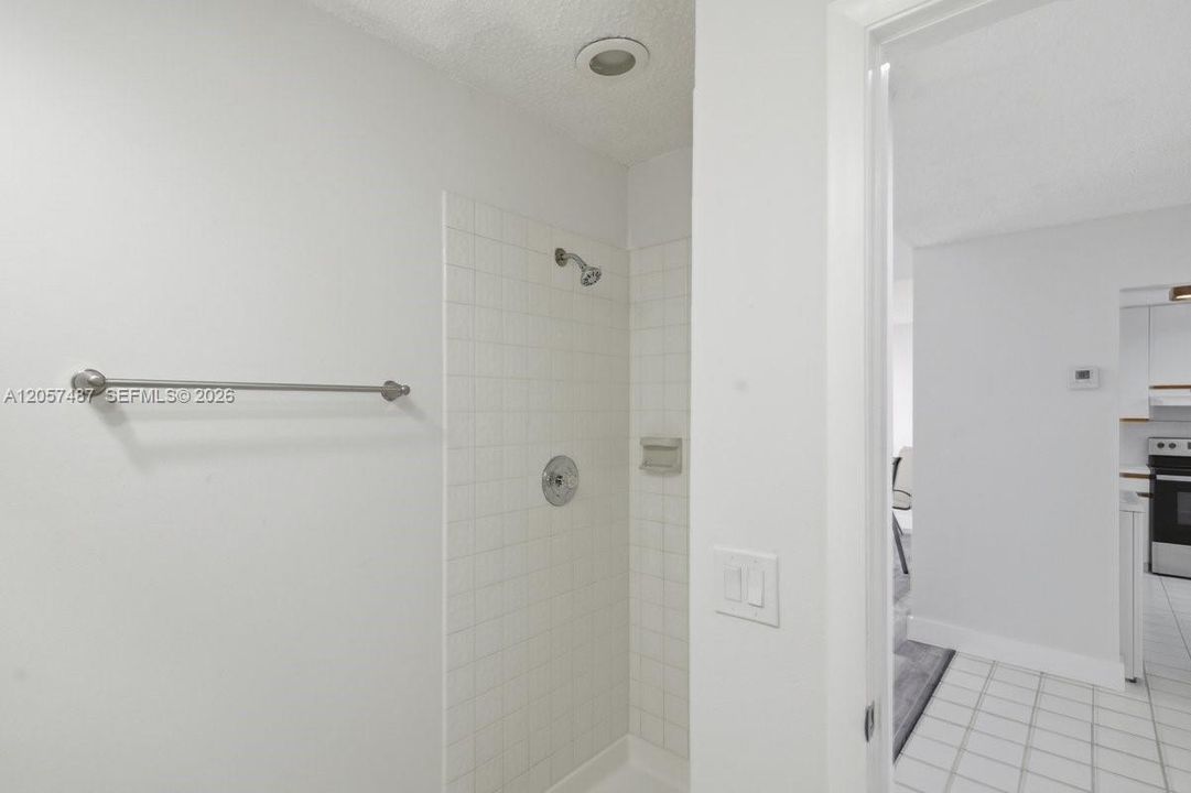 For Sale: $380,000 (2 beds, 2 baths, 932 Square Feet)