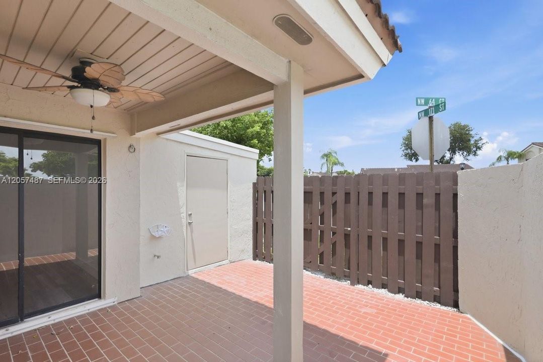 For Sale: $380,000 (2 beds, 2 baths, 932 Square Feet)