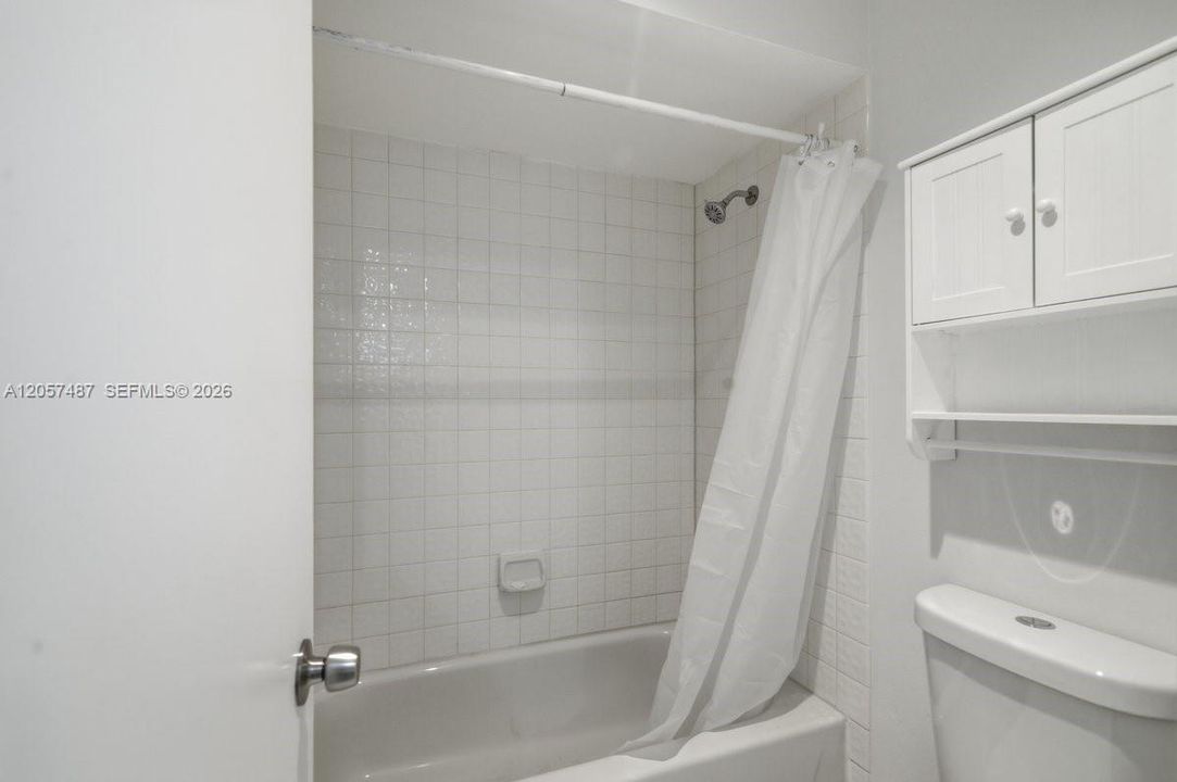 For Sale: $380,000 (2 beds, 2 baths, 932 Square Feet)