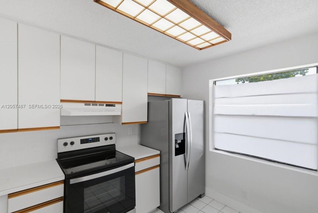 For Sale: $380,000 (2 beds, 2 baths, 932 Square Feet)