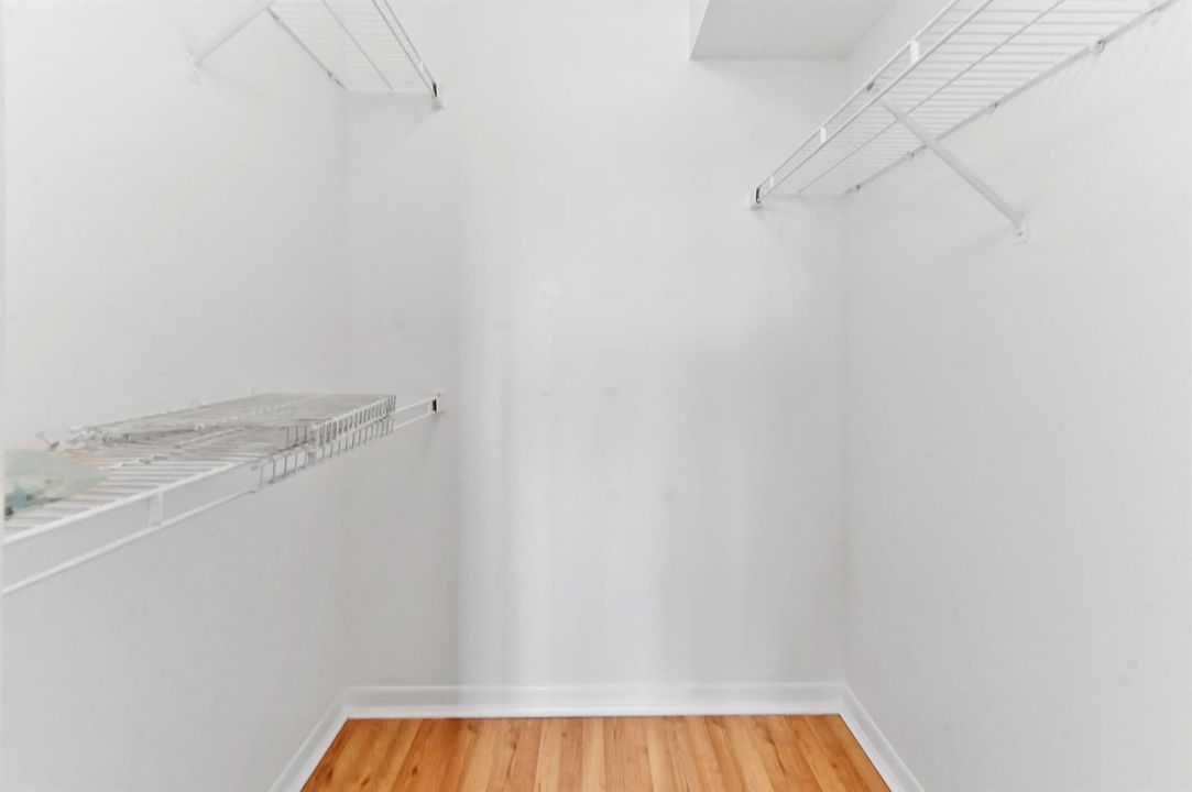 22 closet 01
