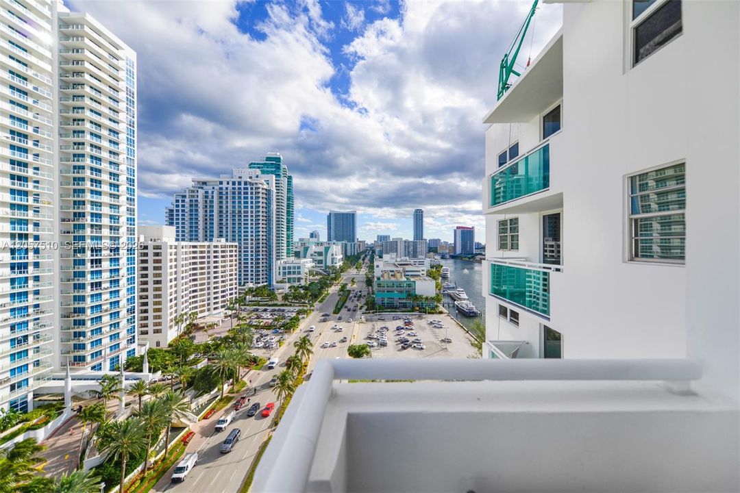 For Sale: $360,000 (1 beds, 1 baths, 1021 Square Feet)