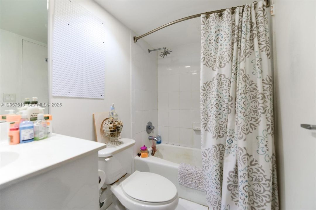 For Sale: $360,000 (1 beds, 1 baths, 1021 Square Feet)