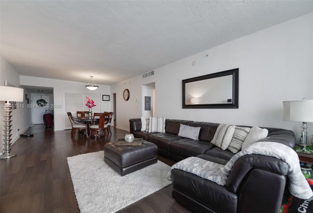 For Sale: $360,000 (1 beds, 1 baths, 1021 Square Feet)