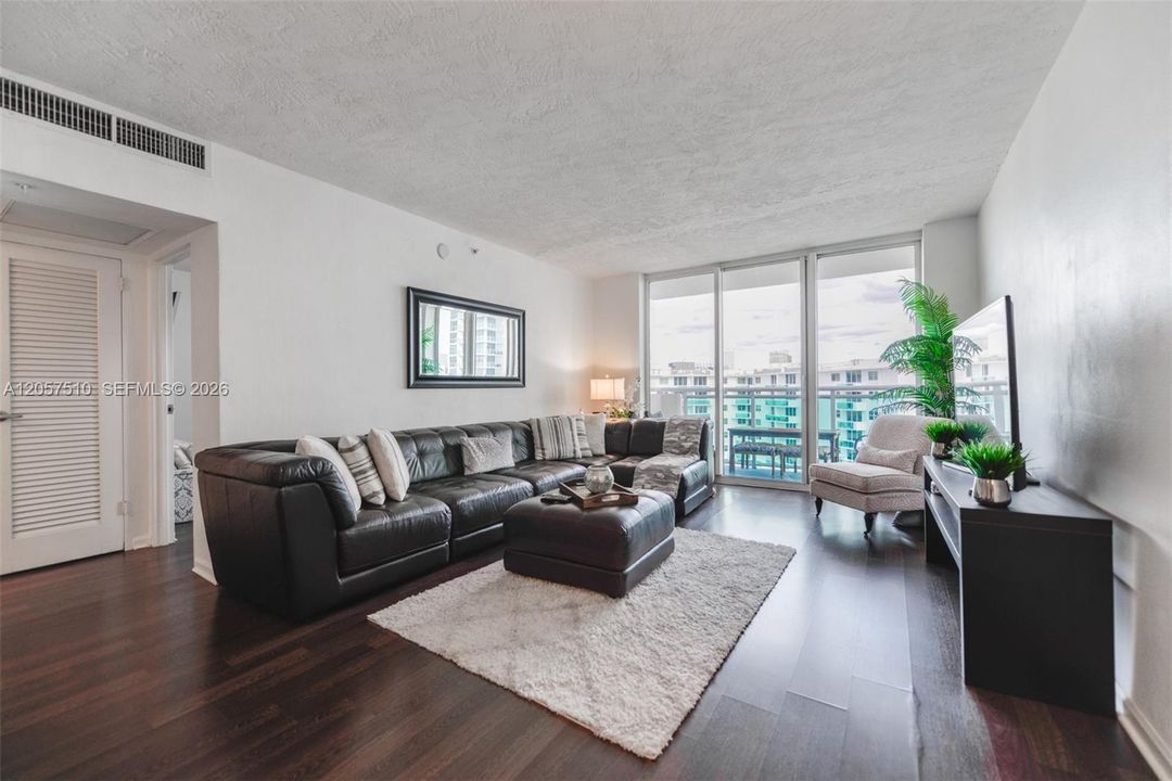 For Sale: $360,000 (1 beds, 1 baths, 1021 Square Feet)