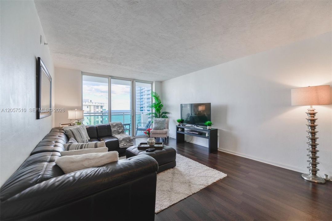 For Sale: $360,000 (1 beds, 1 baths, 1021 Square Feet)