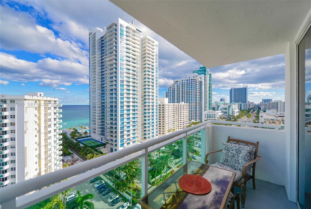 For Sale: $360,000 (1 beds, 1 baths, 1021 Square Feet)