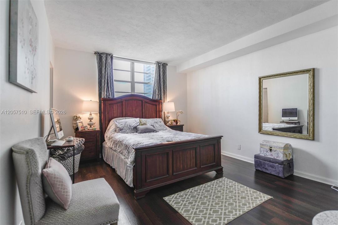 For Sale: $360,000 (1 beds, 1 baths, 1021 Square Feet)
