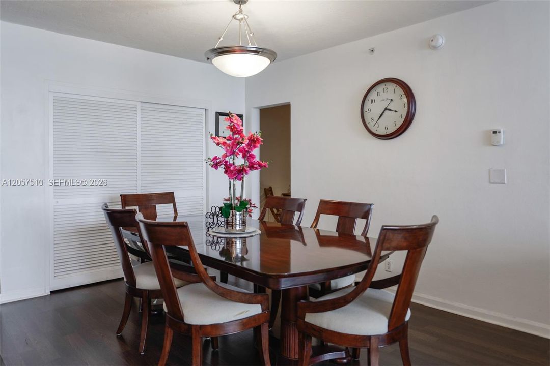 For Sale: $360,000 (1 beds, 1 baths, 1021 Square Feet)