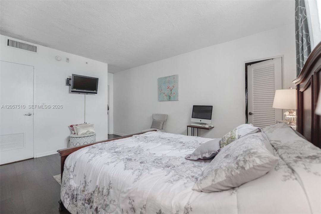 For Sale: $360,000 (1 beds, 1 baths, 1021 Square Feet)