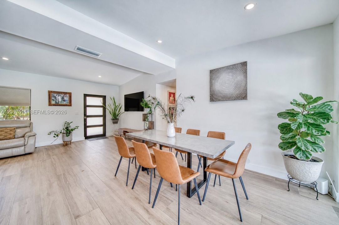 На продажу: $809,000 (3 спален, 2 ванн, 1281 Квадратных фут)
