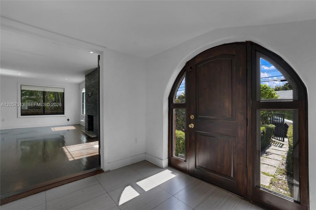 En Venta: $789,900 (2 camas, 2 baños, 1227 Pies cuadrados)