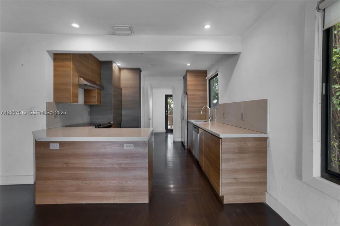 En Venta: $789,900 (2 camas, 2 baños, 1227 Pies cuadrados)