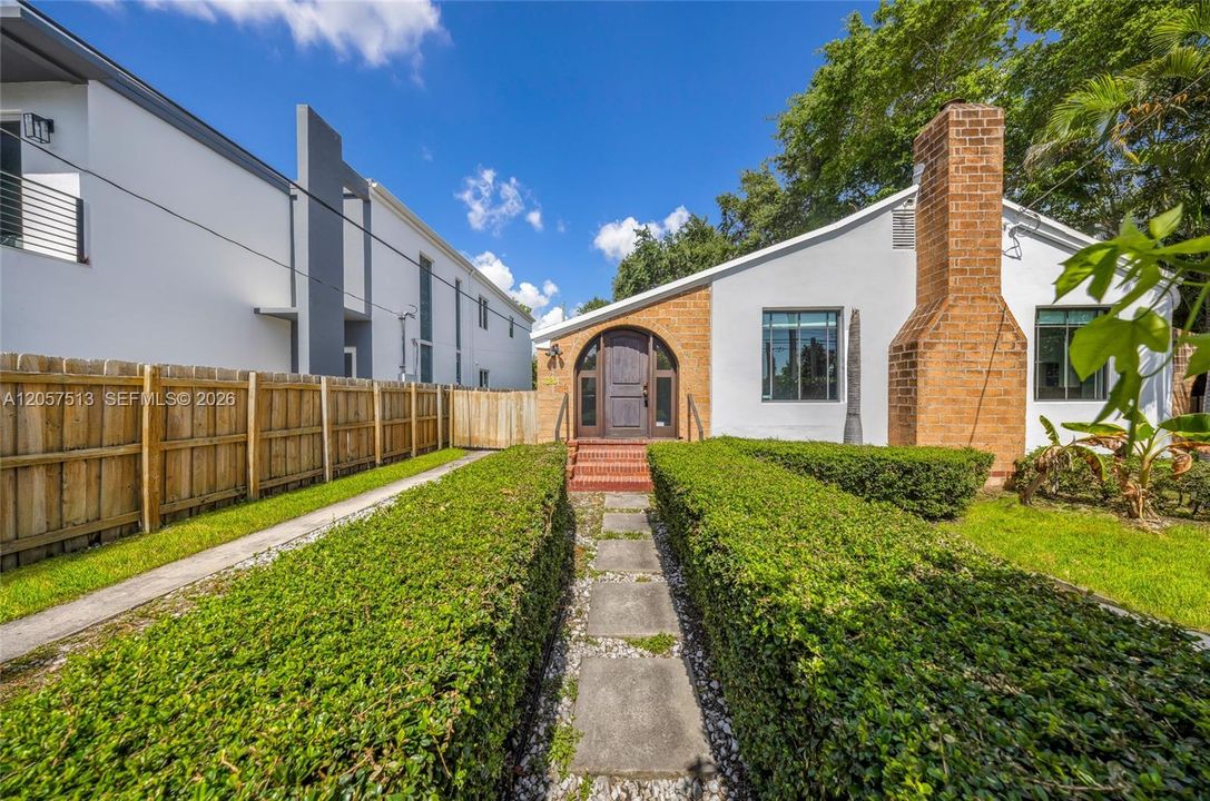 En Venta: $789,900 (2 camas, 2 baños, 1227 Pies cuadrados)