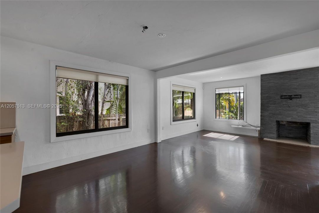 En Venta: $789,900 (2 camas, 2 baños, 1227 Pies cuadrados)