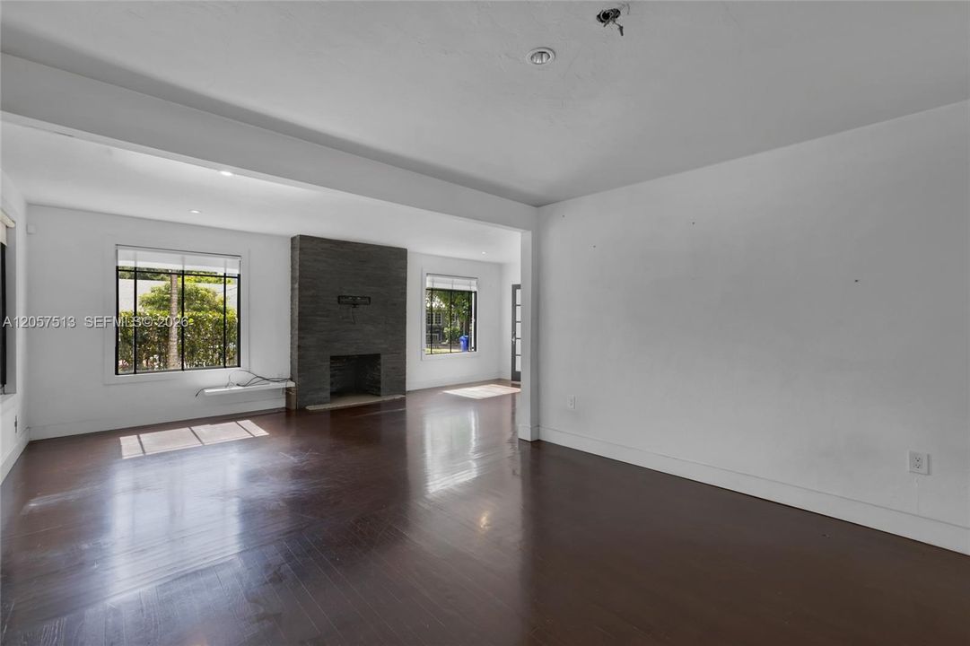 En Venta: $789,900 (2 camas, 2 baños, 1227 Pies cuadrados)