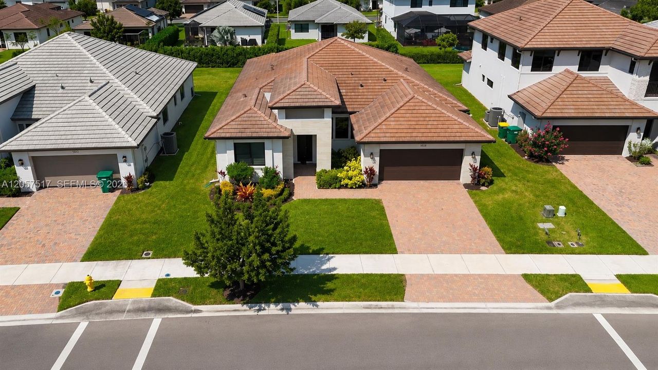 En Venta: $755,000 (4 camas, 3 baños, 2611 Pies cuadrados)