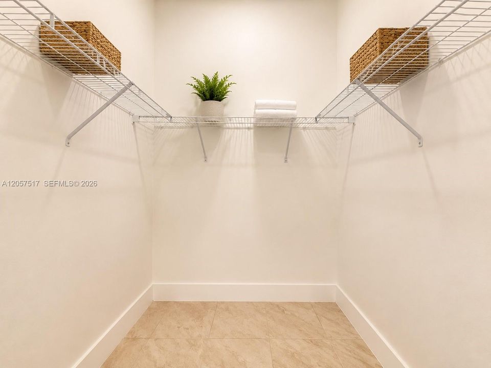 En Venta: $755,000 (4 camas, 3 baños, 2611 Pies cuadrados)