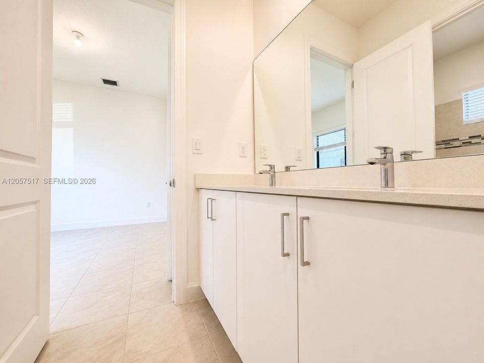 En Venta: $755,000 (4 camas, 3 baños, 2611 Pies cuadrados)