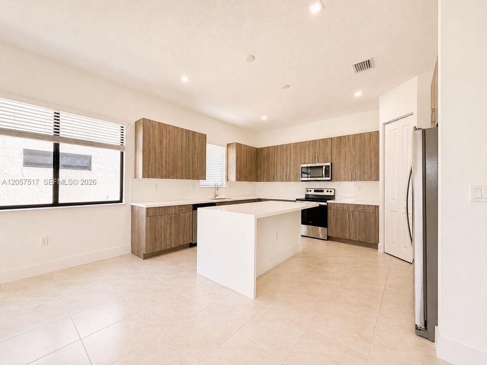 En Venta: $755,000 (4 camas, 3 baños, 2611 Pies cuadrados)