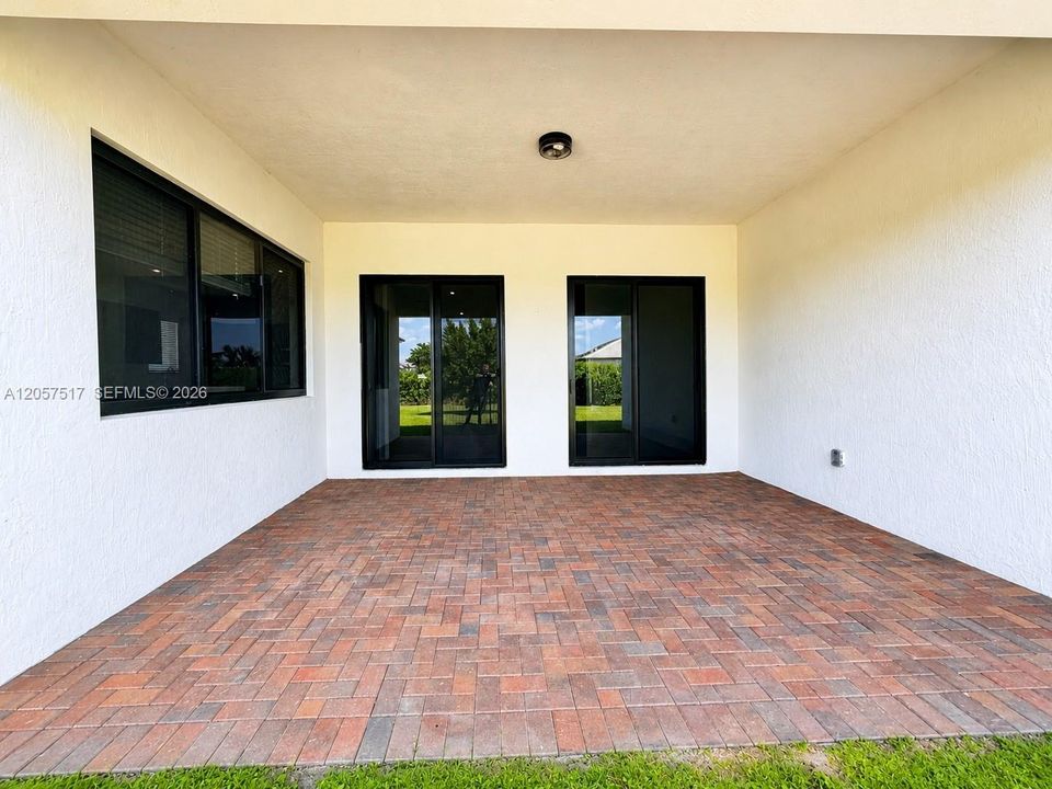 En Venta: $755,000 (4 camas, 3 baños, 2611 Pies cuadrados)