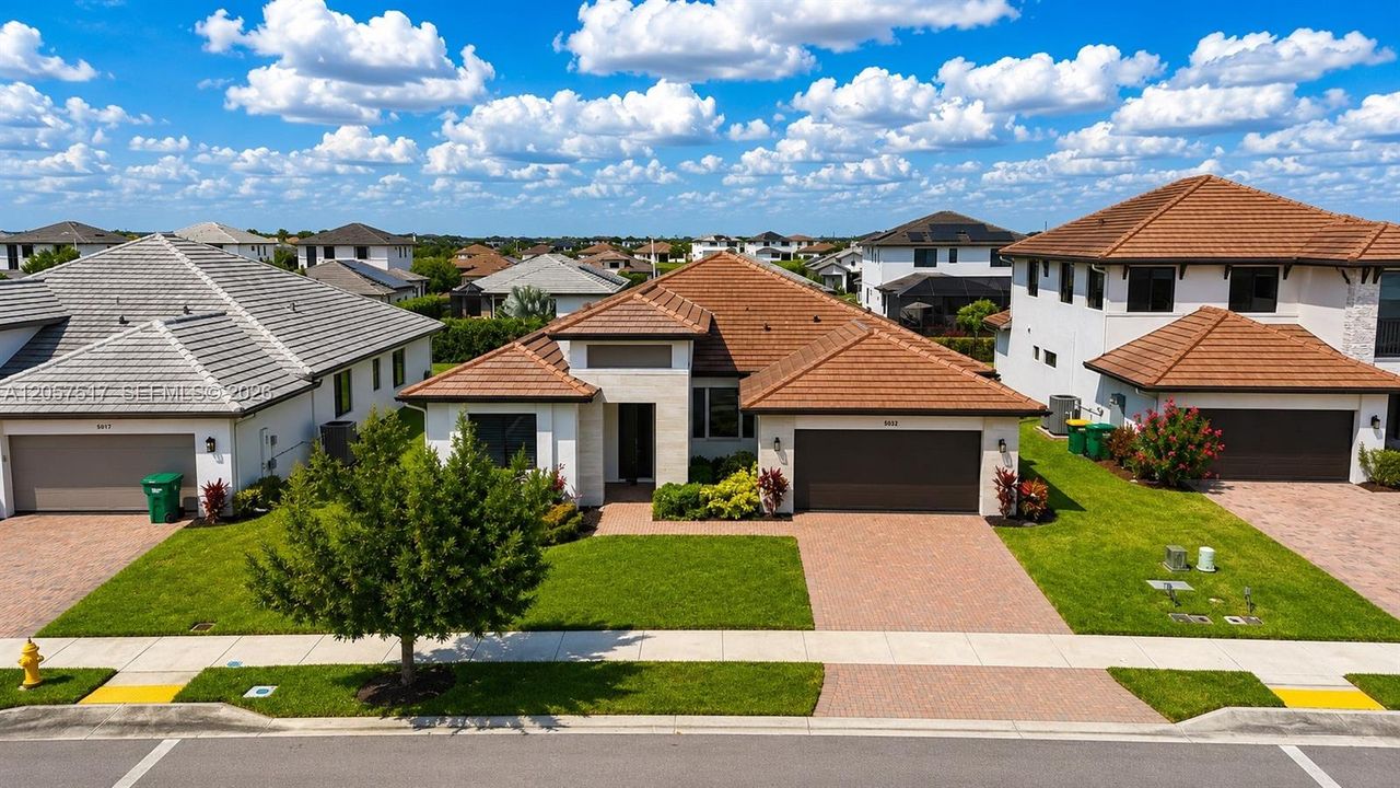 En Venta: $755,000 (4 camas, 3 baños, 2611 Pies cuadrados)